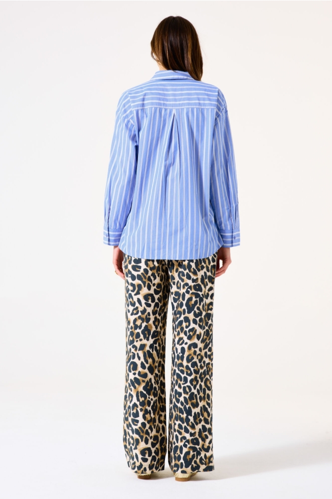 Garcia blauwe dames blouse | Model achteraanzicht
