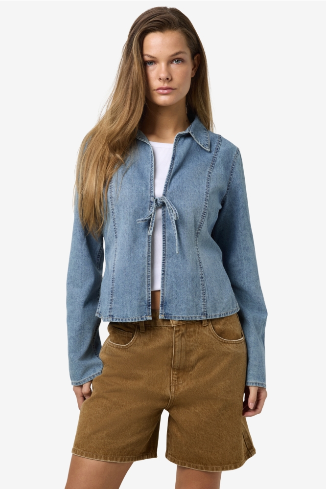 Noisy may blauwe dames blouse | Model vooraanzicht