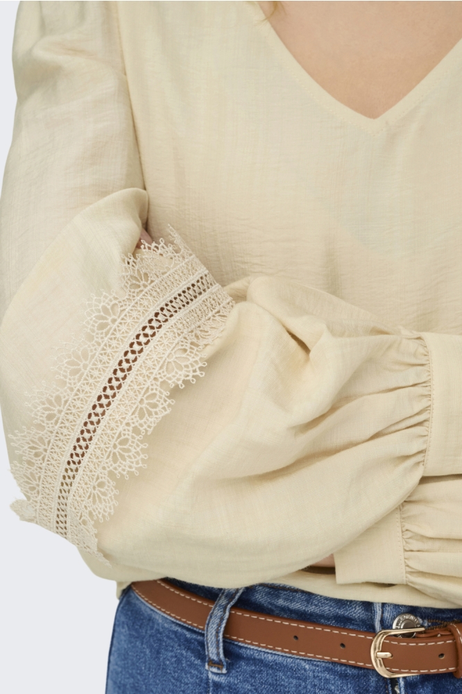 Jacqueline de Yong beige dames blouse | Close up