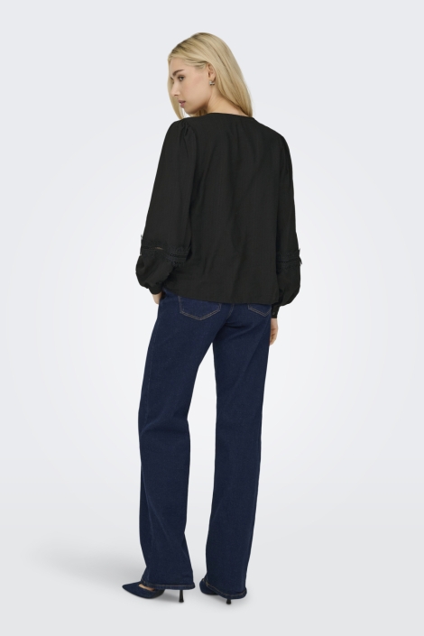Jacqueline de Yong zwarte dames blouse | Model achteraanzicht