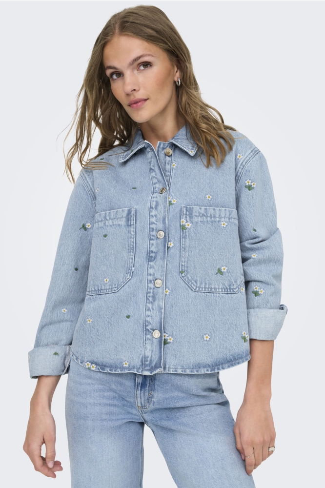 Only blauwe dames blouse | Model vooraanzicht