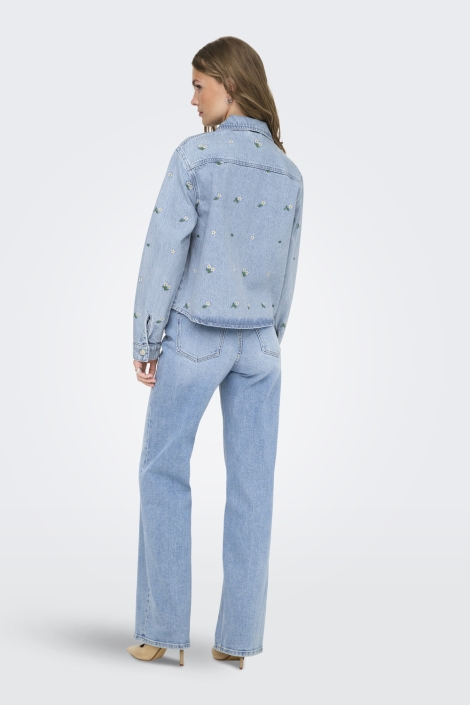 Only blauwe dames blouse | Model achteraanzicht