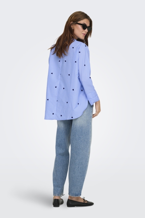 Only blauwe dames blouse | Model achteraanzicht