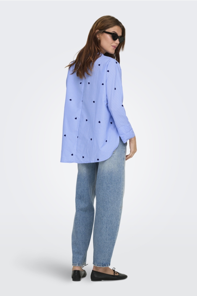Only blauwe dames blouse | Model achteraanzicht