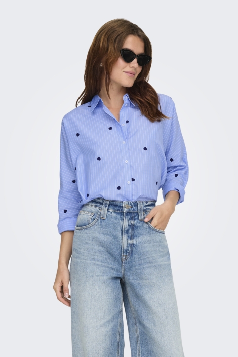 Only blauwe dames blouse | Model vooraanzicht