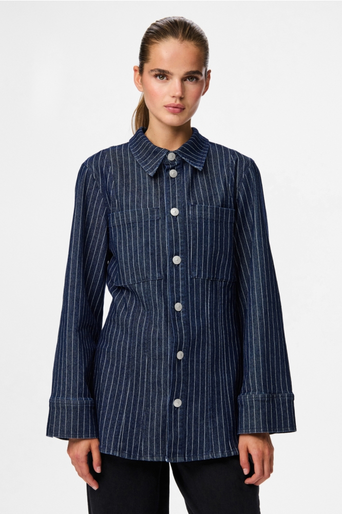 Pieces blauwe dames blouse | Model vooraanzicht