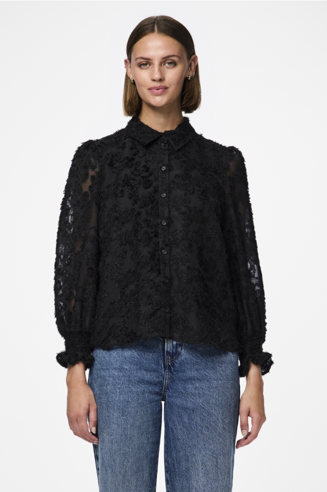 Pieces zwarte dames blouse | Model vooraanzicht