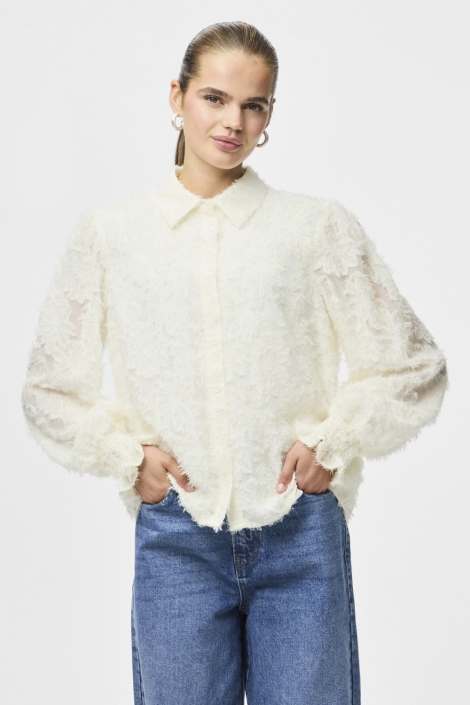 Pieces witte dames blouse | Model vooraanzicht