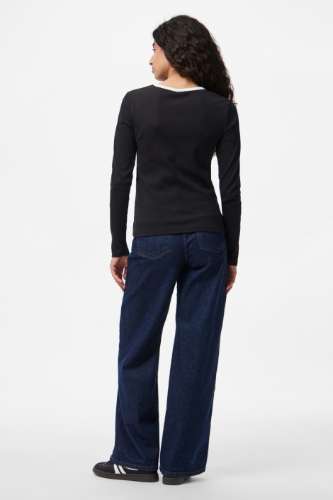 Pieces zwarte dames t-shirt | Model achteraanzicht