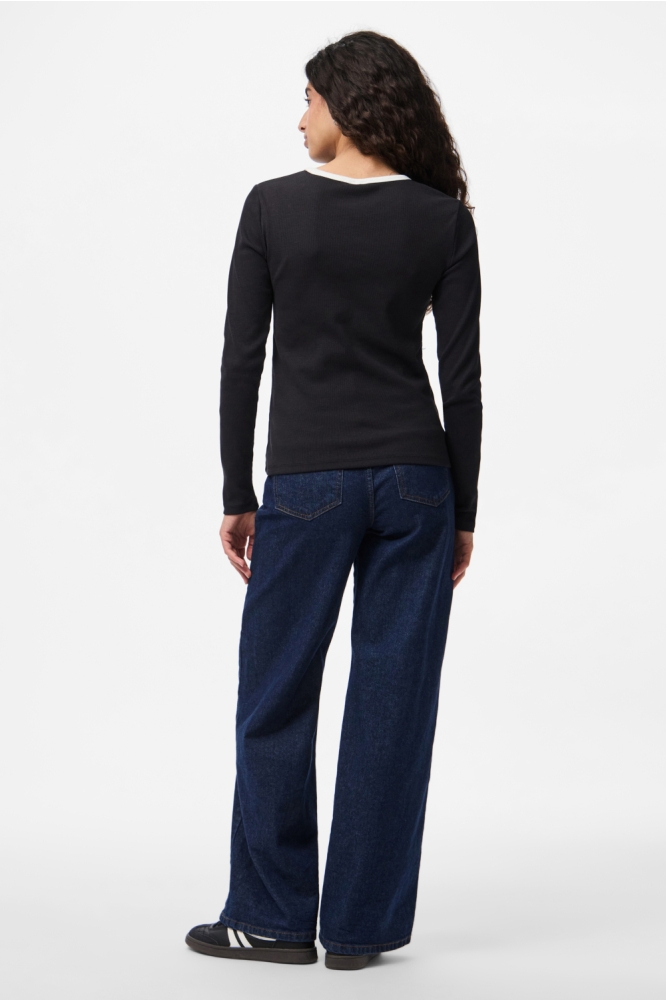 Pieces zwarte dames t-shirt | Model achteraanzicht