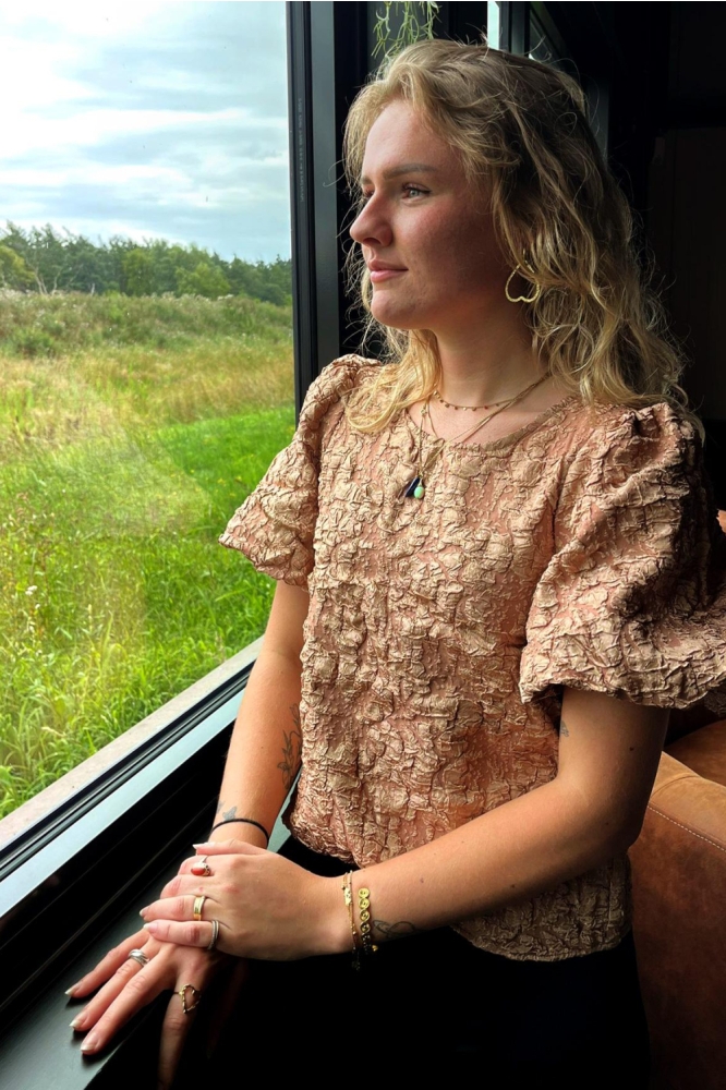 Pieces bruine dames t-shirt | Sfeerbeeld, In situatie