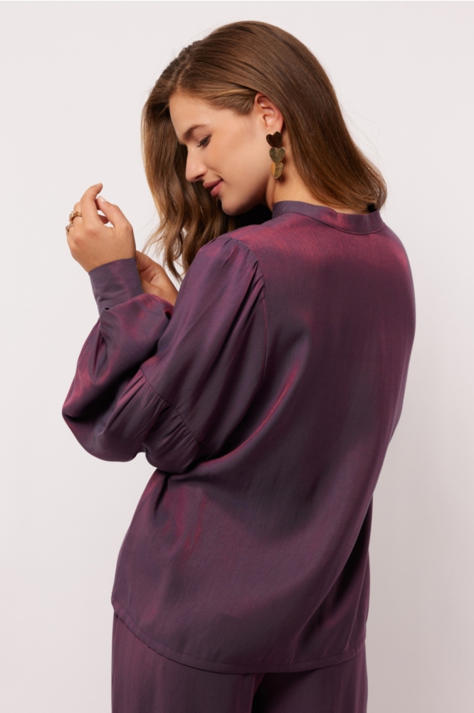 Fluresk paarse dames blouse | Model achteraanzicht