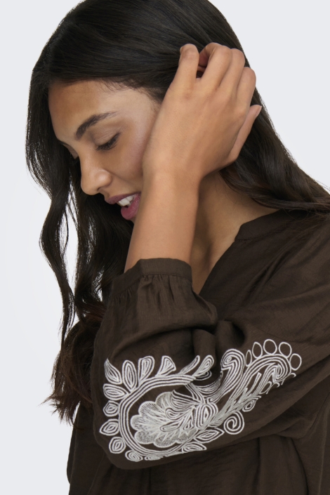 Only bruine dames blouse | Model zijaanzicht
