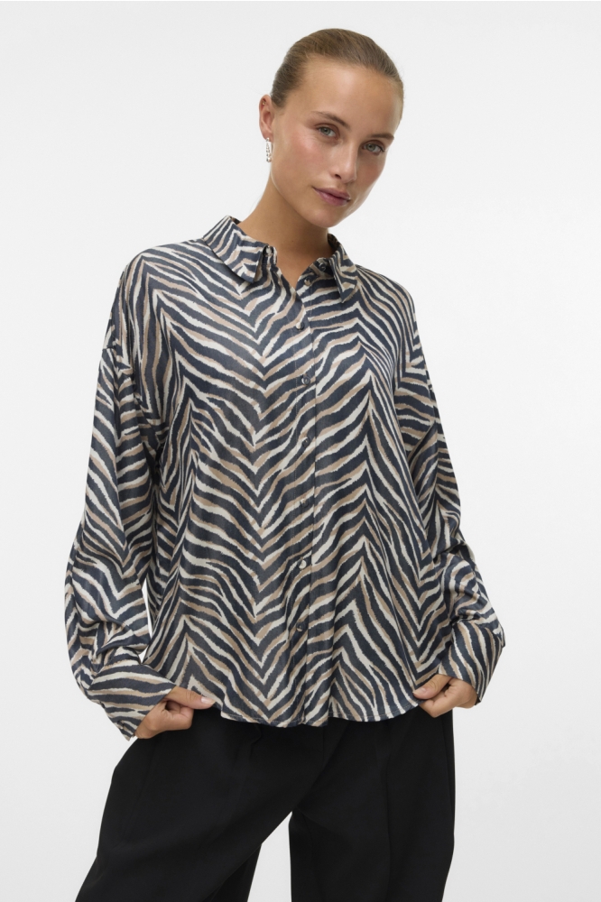 Vero Moda zwarte dames blouse | Model vooraanzicht