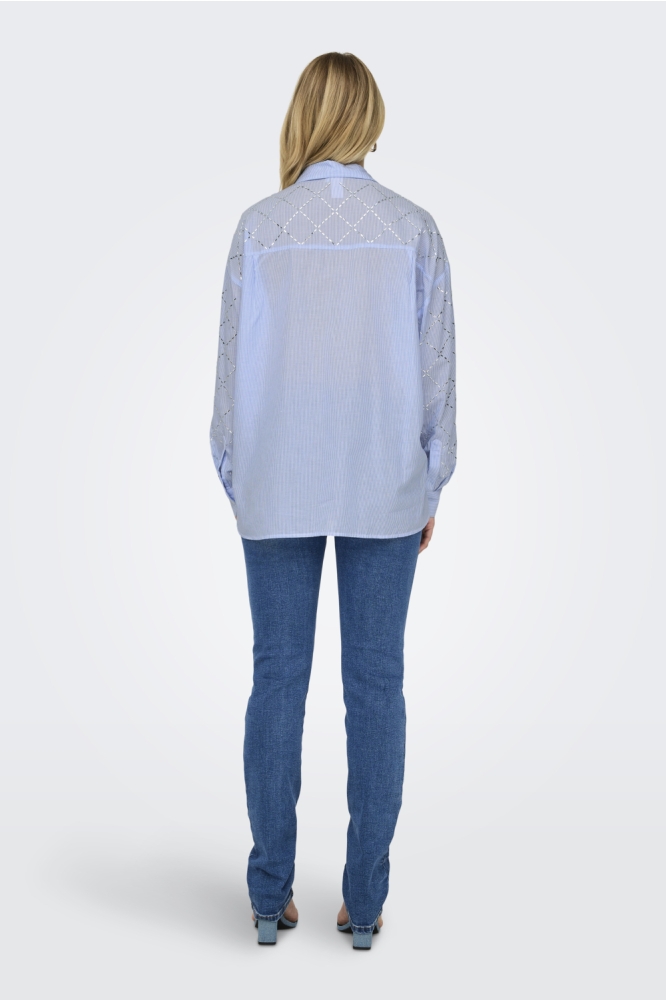 Only blauwe dames blouse | Model achteraanzicht