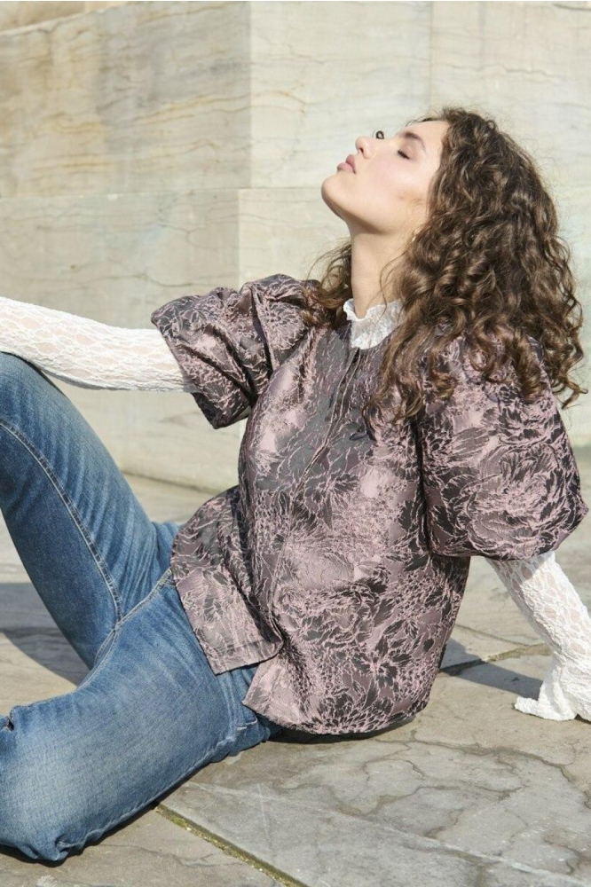 Jacqueline de Yong roze dames blouse | Model zijaanzicht