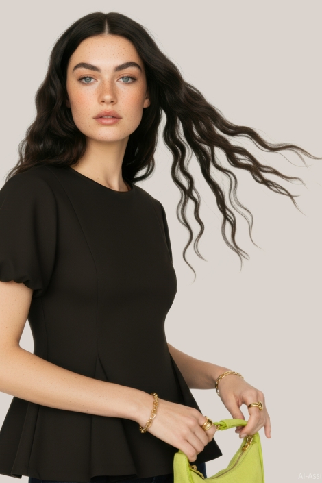 Hypedrop zwarte dames t-shirt | Model vooraanzicht