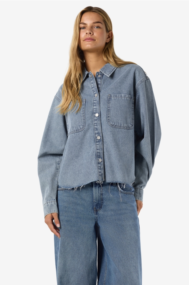 Noisy may blauwe dames blouse | Model vooraanzicht