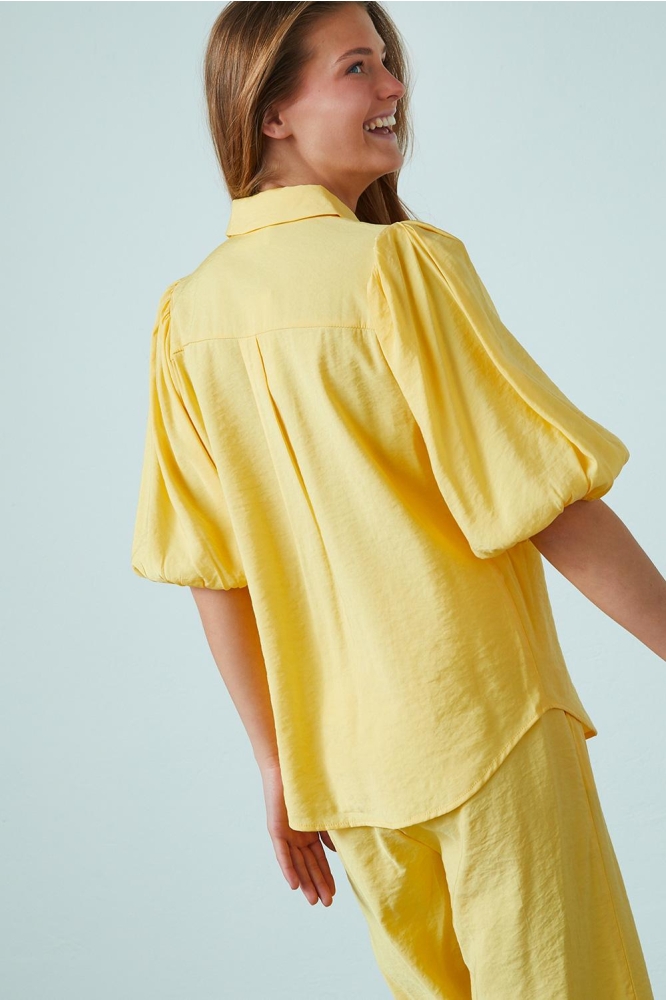 SisterS point gele dames blouse | Model achteraanzicht