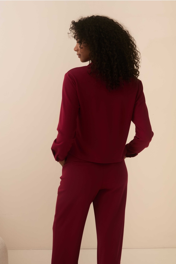 Lofty Manner bordeaux dames blouse | Model achteraanzicht