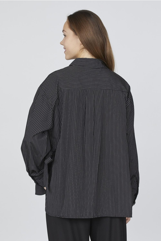 SisterS point zwarte dames blouse | Model achteraanzicht