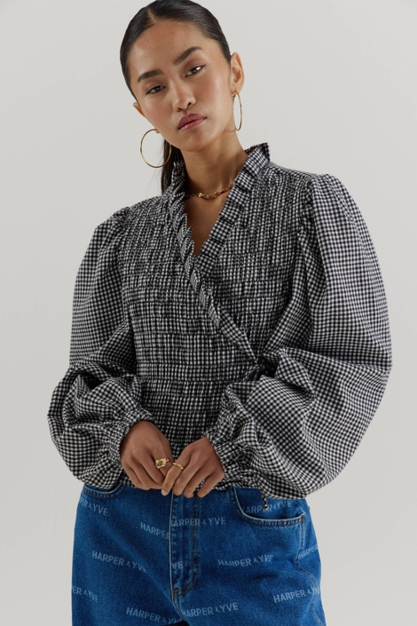 Harper & Yve zwarte dames blouse | Model vooraanzicht