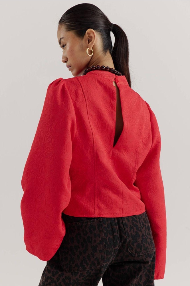 Harper & Yve rode dames blouse | Model achteraanzicht