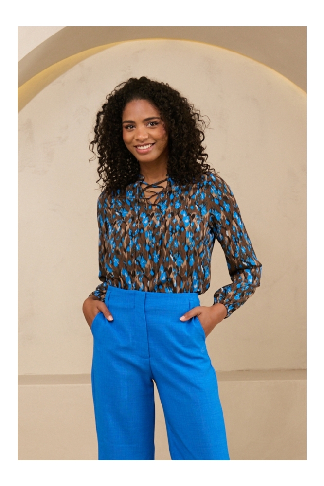 Lofty Manner blauwe dames blouse | Model vooraanzicht