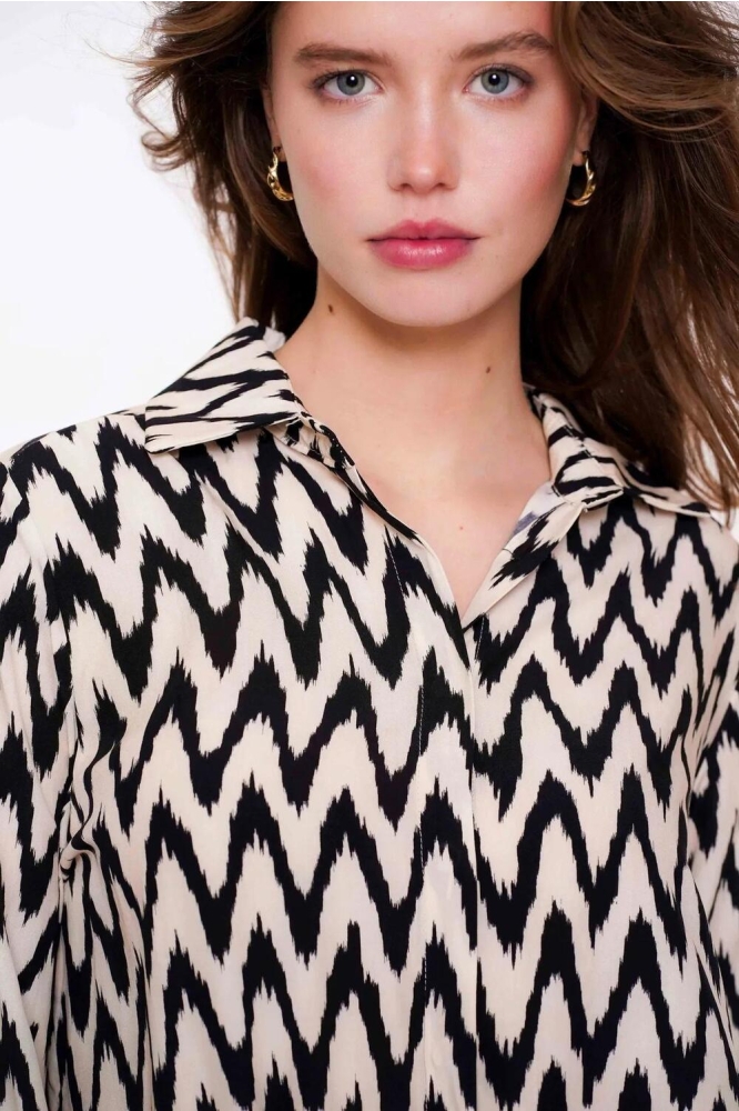 Geisha beige dames blouse | Close up