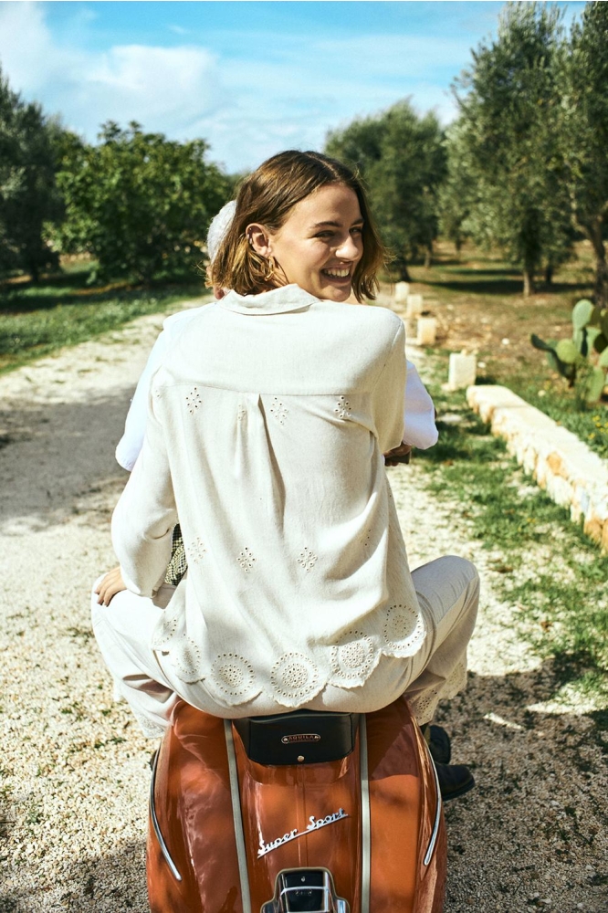 Freequent beige dames blouse | Sfeerbeeld, In situatie