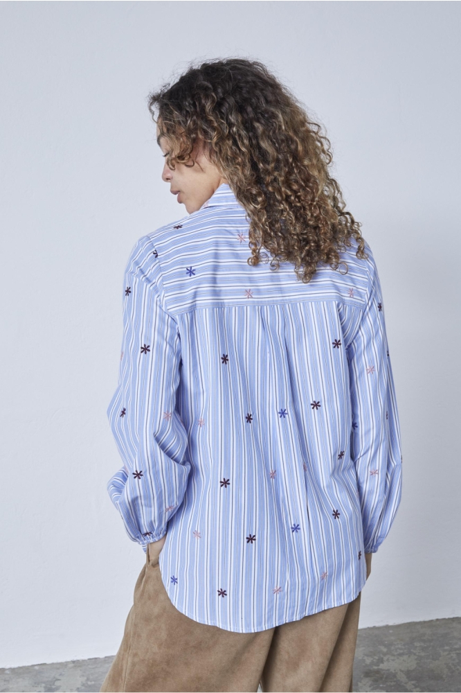 SisterS point blauwe dames blouse | Model achteraanzicht
