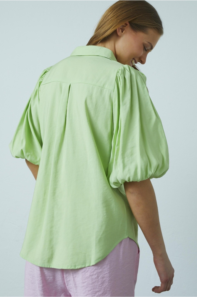 SisterS point groene dames blouse | Model achteraanzicht