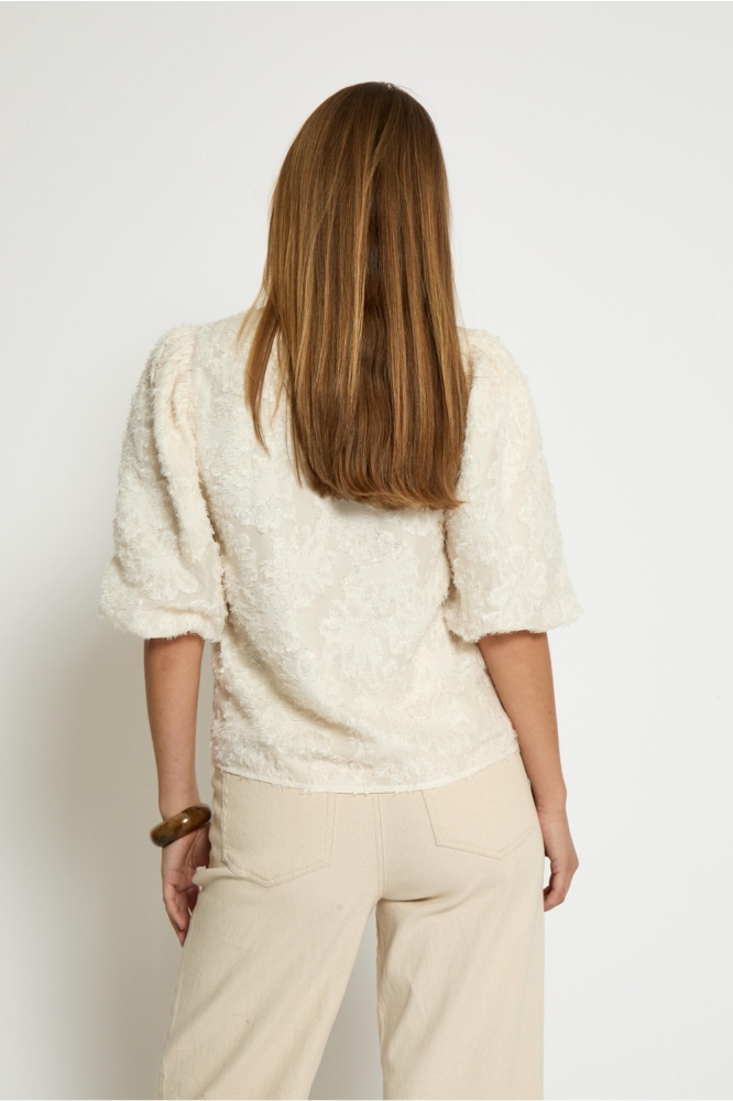 Peppercorn ecru dames blouse | Model achteraanzicht
