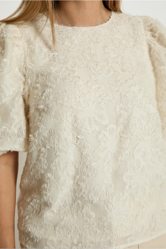 Peppercorn ecru dames blouse | Close up