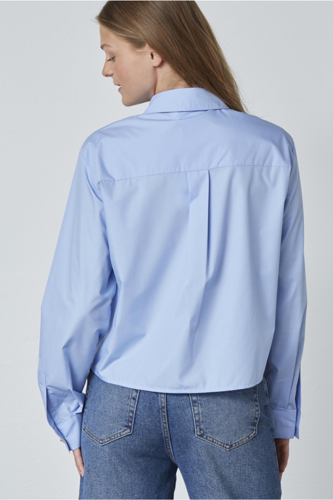 SisterS point blauwe dames blouse | Model achteraanzicht