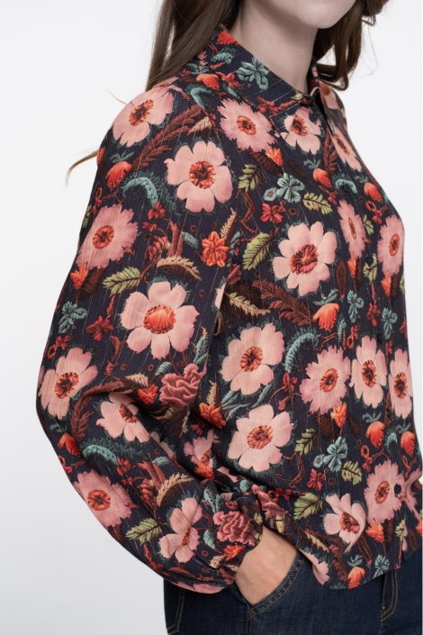 Geisha blauwe dames blouse | Model zijaanzicht