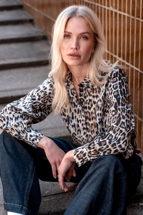 Geisha camel dames blouse | Sfeerbeeld, In situatie