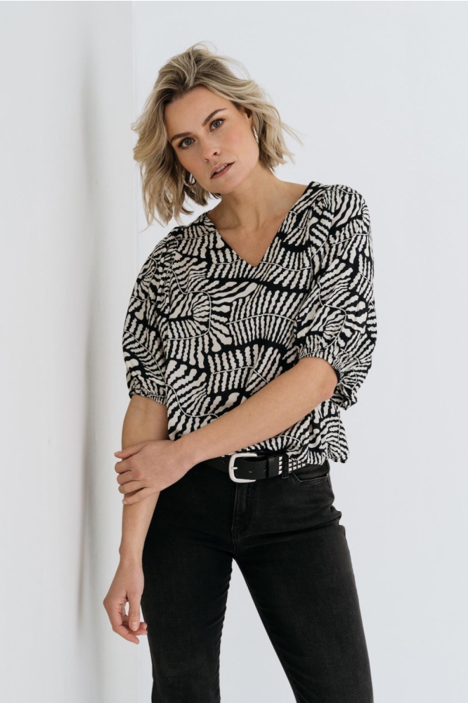 Maicazz zwarte dames t-shirt | Model vooraanzicht