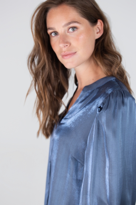 Juffrouw Jansen blauwe dames blouse | Close up