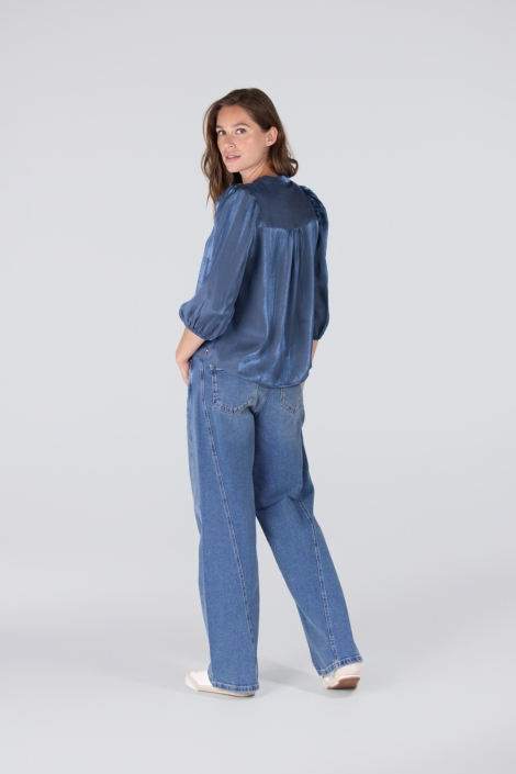 Juffrouw Jansen blauwe dames blouse | Model achteraanzicht