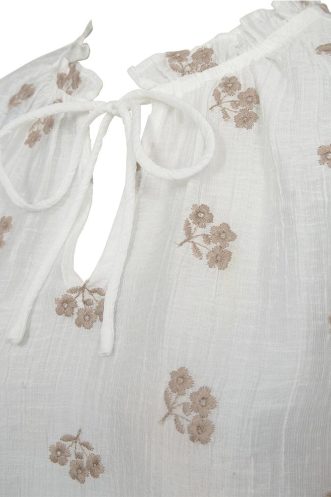 Freequent witte dames blouse | Close up