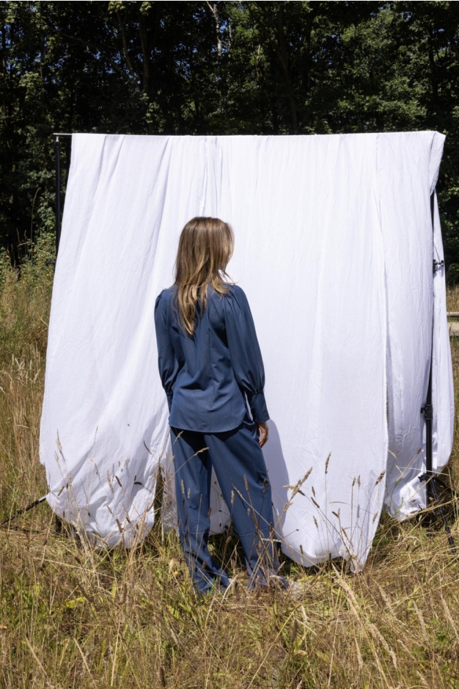 Kimara blauwe dames blouse | Model achteraanzicht