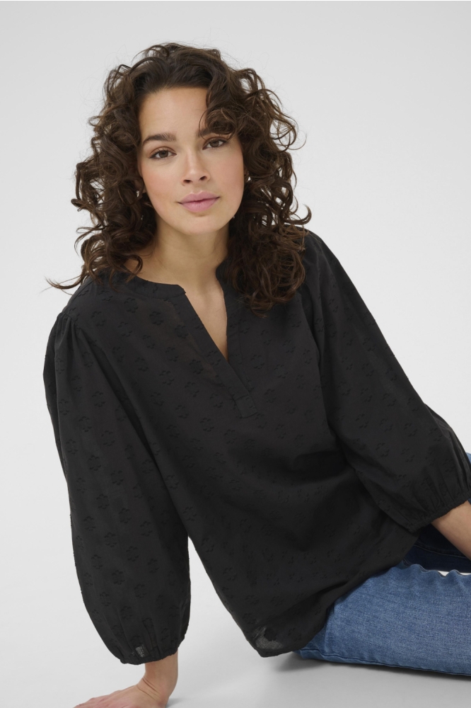 Kaffe zwarte dames blouse | Model vooraanzicht