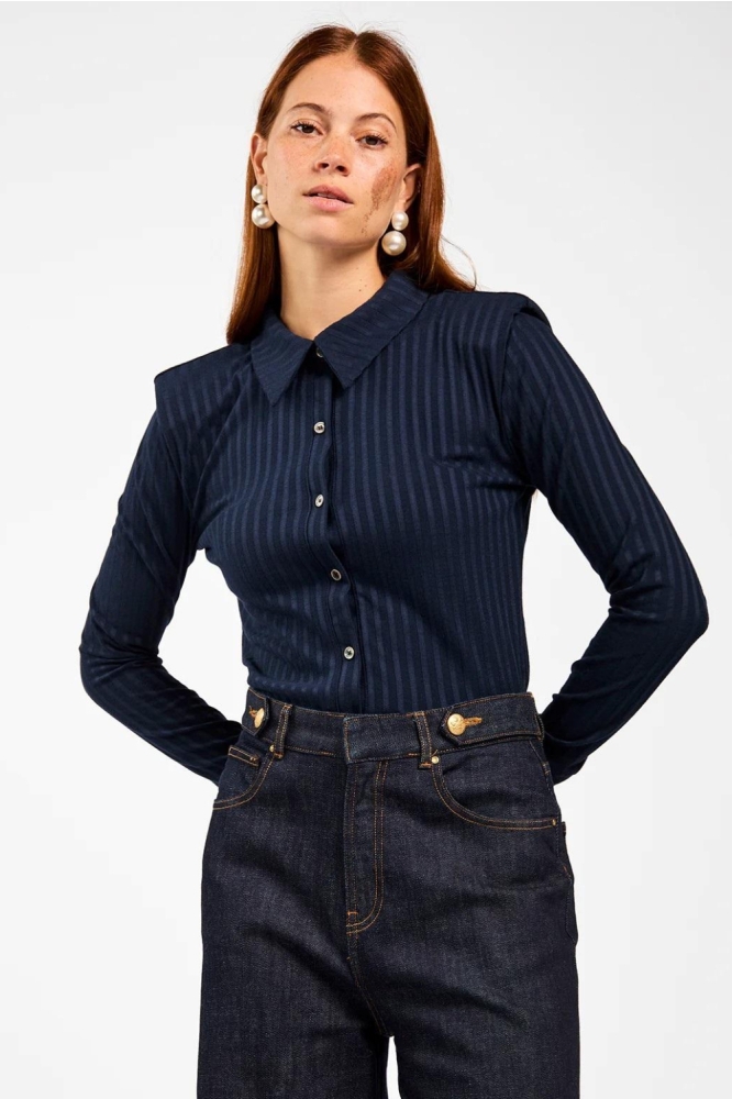 Aaiko blauwe dames blouse | Model vooraanzicht