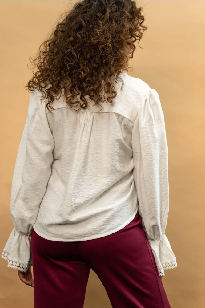 FOS Amsterdam witte dames blouse | Model achteraanzicht