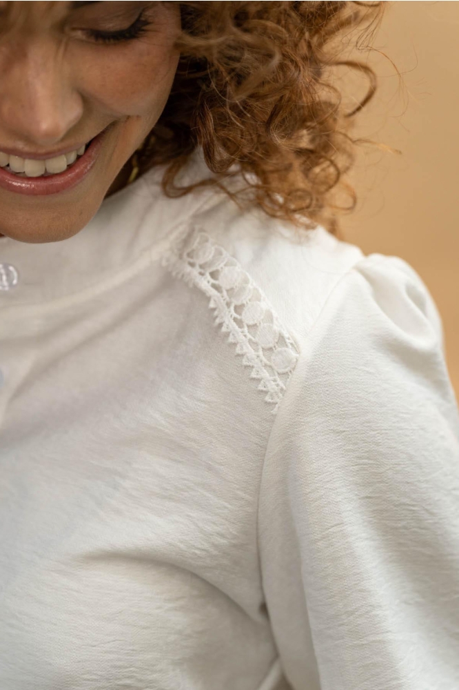 FOS Amsterdam witte dames blouse | Close up