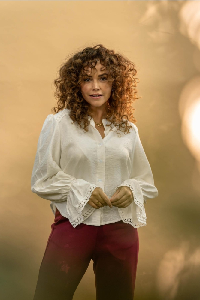 FOS Amsterdam witte dames blouse | Model vooraanzicht