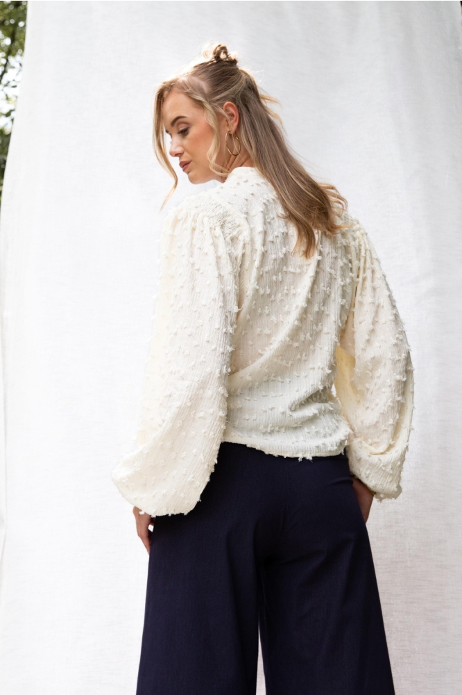 I-coni-K ecru dames blouse | Model achteraanzicht