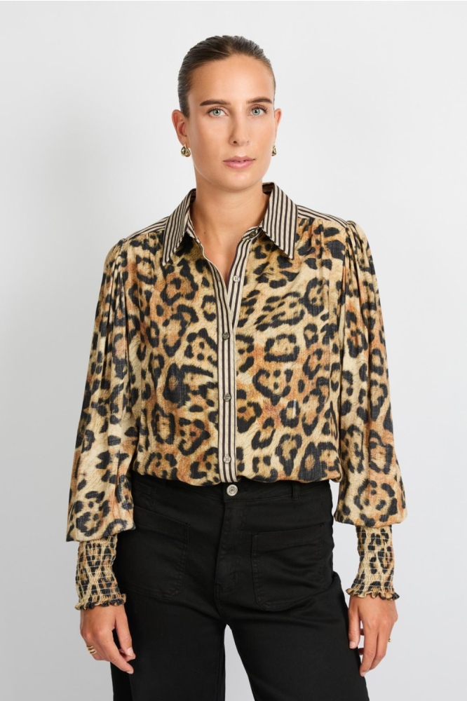 C&S The Label bruine dames blouse | Model vooraanzicht