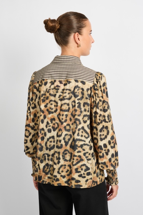 C&S The Label bruine dames blouse | Model achteraanzicht